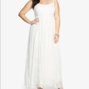 Torrid Ivory dress w/lace panels, never worn. Sz 2